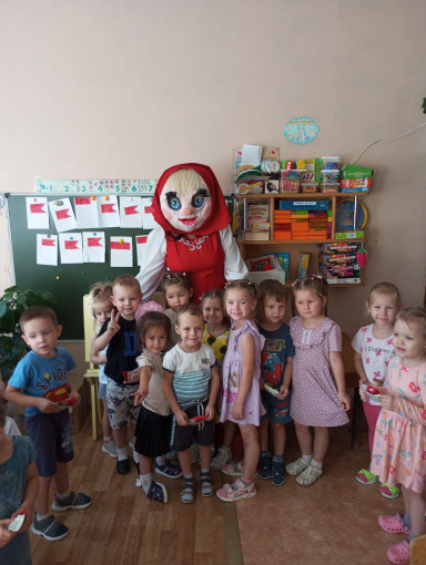 В гостях у ребят сказочный герой В гостях у ребят сказочный герой.